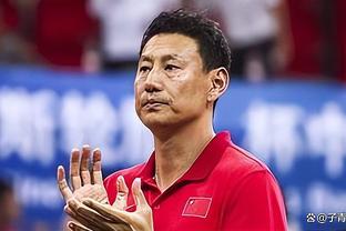 中国男篮球员绕场一周感谢球迷支持 姚明在出口和队员一一鼓掌